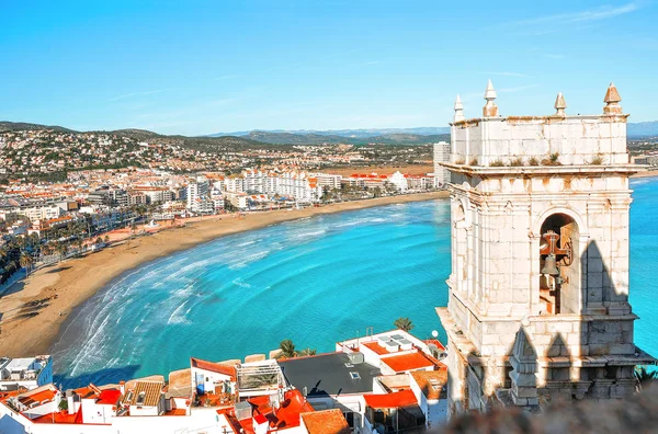 Spanyolország. Valencia, Peniscola. Kilátás nyílik a tengerre, a magasból a pápa Luna-várra. A középkori vár a templomos lovagok, a strandon. Gyönyörű kilátás nyílik a tengerre és az öbölre. Földközi-tenger. — Stock Fotó