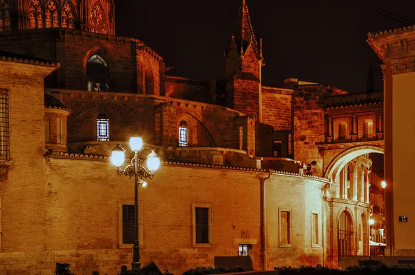 España. Valencia. Paisaje urbano nocturno. Vista de la Catedral de Valencia — Foto de Stock