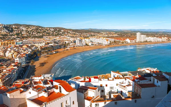 Spanyolország. Valencia, Peniscola. Kilátás nyílik a tengerre, a magasból a pápa Luna-várra. A középkori vár a templomos lovagok, a strandon. Gyönyörű kilátás nyílik a tengerre és az öbölre. Földközi-tenger. — Stock Fotó