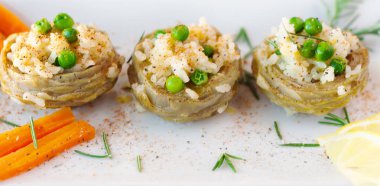  Pirinç, yeşil bezelye, havuç ve zeytinyağı ile pişmiş enginar.