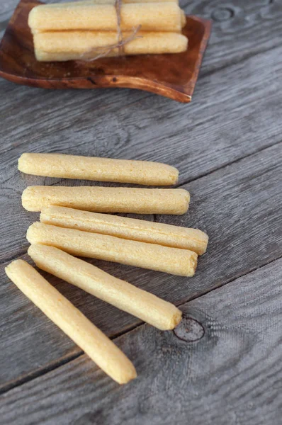 Palitos de milho. Lanche leve em uma mesa de madeira . — Fotografia de Stock