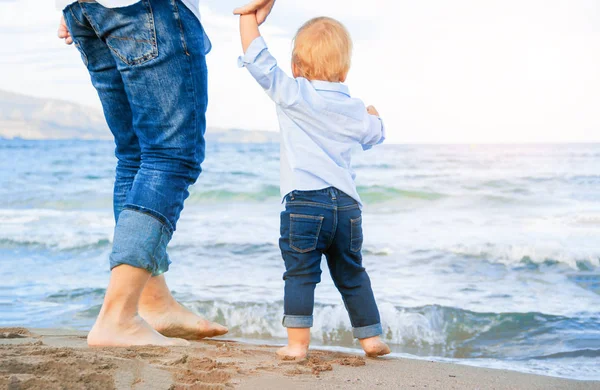 子供と海に大人の裸足。休暇の概念。幸せです — ストック写真