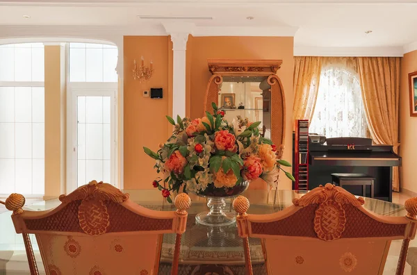 Szczegóły Salonu Stół Krzesłami Piękny Bukiet Dekoracyjnych Kwiatów Stole Meble — Zdjęcie stockowe