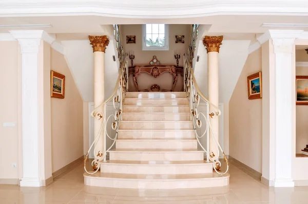 Escadaria Luxuosa Com Degraus Mármore Grades Ferro Decorativos Ornamentais Parte — Fotografia de Stock