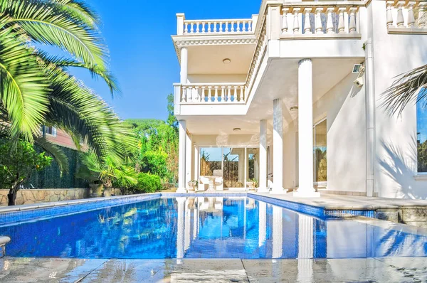 Weißes Luxus Haus Mit Schwimmbad Luxusvilla Klassischen Stil Mit Säulen — Stockfoto