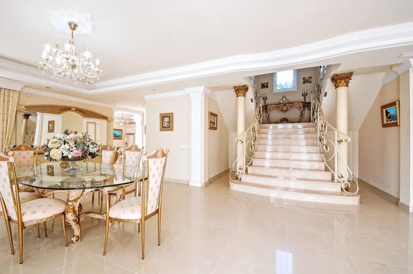 Interior Luxuoso Com Uma Área Jantar Piso Mármore Escadas Com — Fotografia de Stock