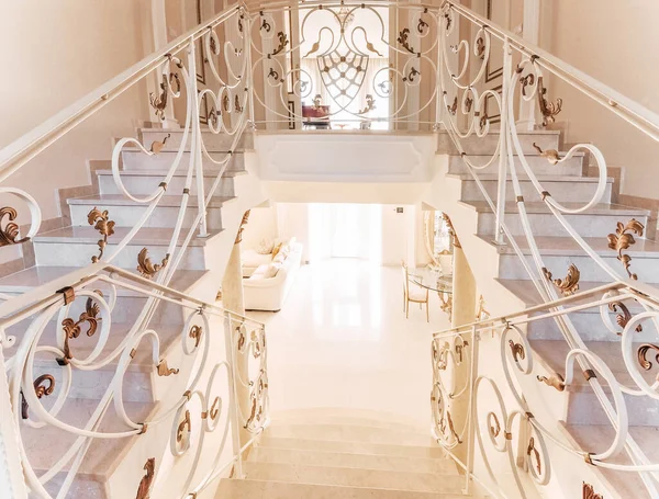 Escadaria Com Degraus Mármore Corrimão Ferro Ornamental Interior Luxuoso Com — Fotografia de Stock