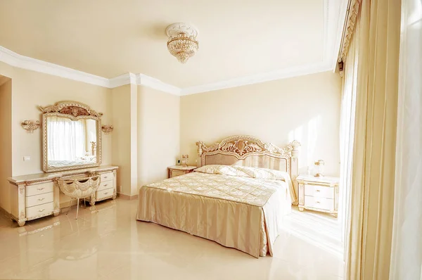 Luxe Slaapkamer Pastelkleuren Neoklassieke Stijl Met Een Groot Bed Een — Stockfoto