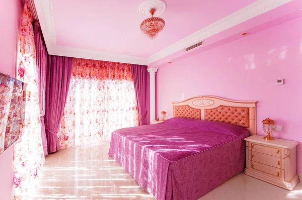 Quarto Luxuoso Com Uma Cor Rosa Brilhante Com Grandes Janelas — Fotografia de Stock