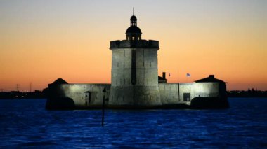 Gün batımında Fort Louvois