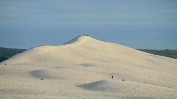 Pessoas e turistas na maior duna de areia — Vídeo de Stock
