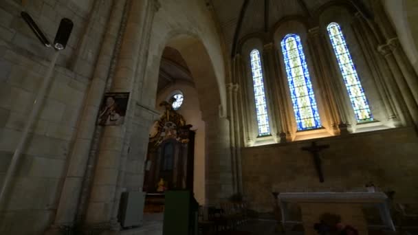 Interior de la iglesia Saint Georges en Saint-Georges-d 'Olron — Vídeo de stock