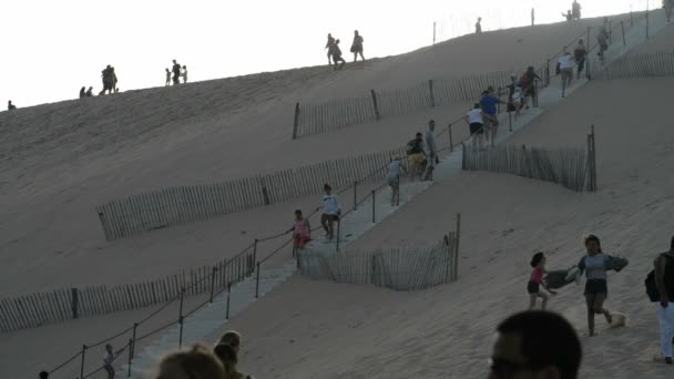 Menschen und Touristen auf der höchsten Sanddüne — Stockvideo