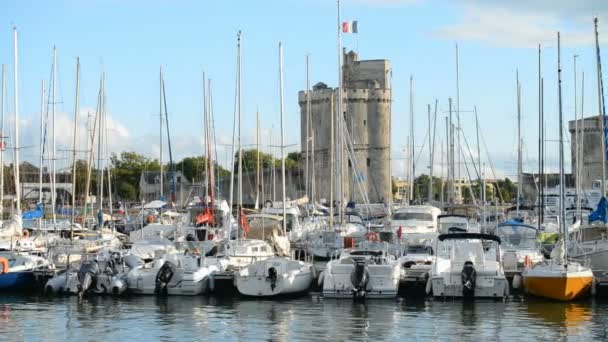 Barcos y yates en el puerto — Vídeos de Stock