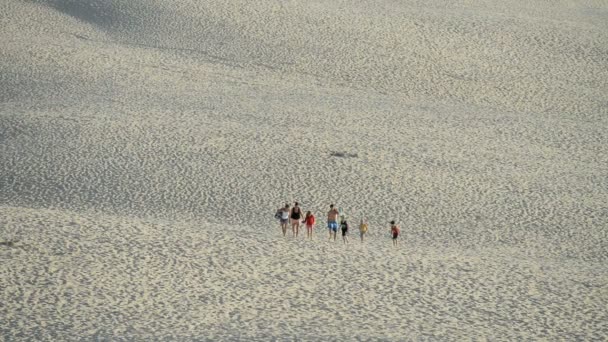 Mensen en toeristen op de hoogste zand duna — Stockvideo