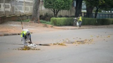 Temizlik sokak yapıyor kadın