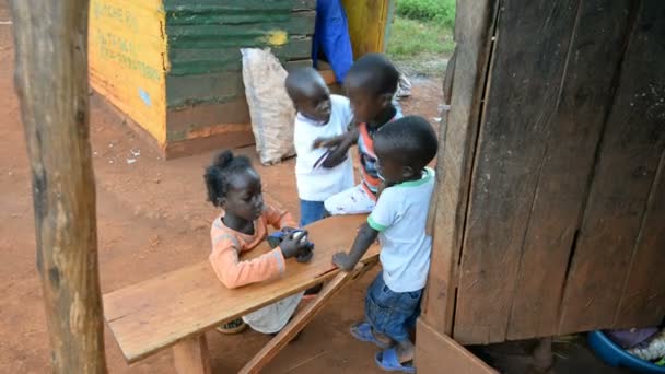 Straatbeeld met kinderen in Uganda — Stockvideo