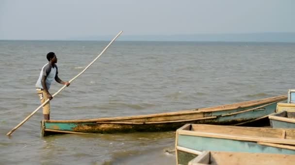 Fischer im Boot auf dem See edouard — Stockvideo
