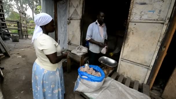 Kobieta Kupno Mięso Człowieka Ugandzie — Wideo stockowe