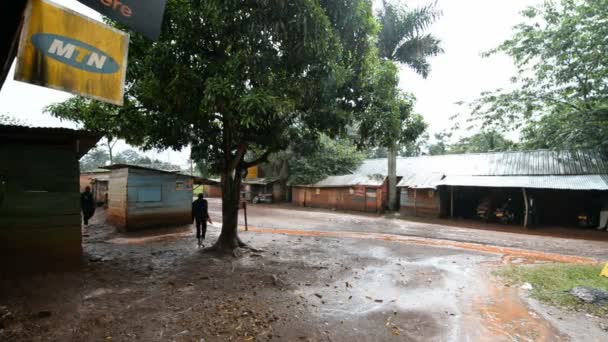 Cena de rua na chuva em Uganda — Vídeo de Stock