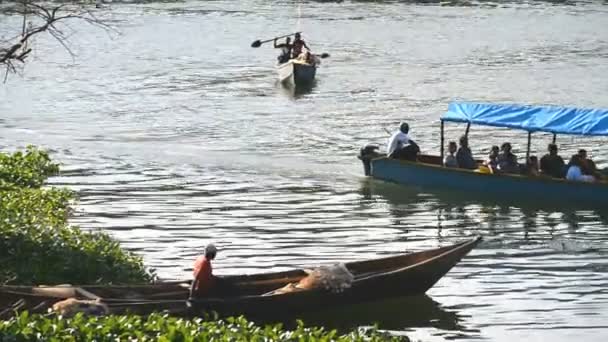 Pescadores locales en el barco y el barco con turistas en el Nilo — Vídeos de Stock