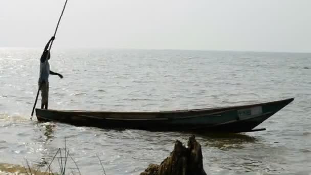 Fischer im Boot auf dem See edouard — Stockvideo