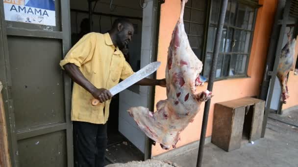Carniceiro trabalhando na rua em Uganda — Vídeo de Stock
