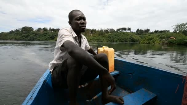 Bootsfahrt auf dem Nil in Uganda — Stockvideo