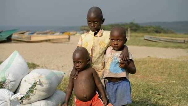 Bambini sulla spiaggia del lago Edouard — Video Stock