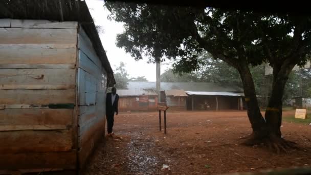 Straßenszene im Regen in Uganda — Stockvideo