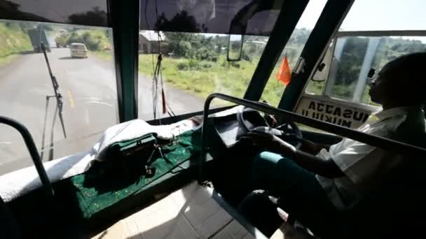 Conductor del autobús local en la carretera — Vídeo de stock