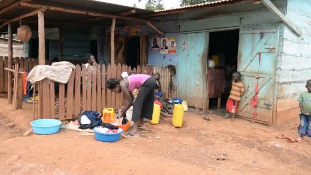 Miejscową kobietę pranie mycie na ulicy — Wideo stockowe