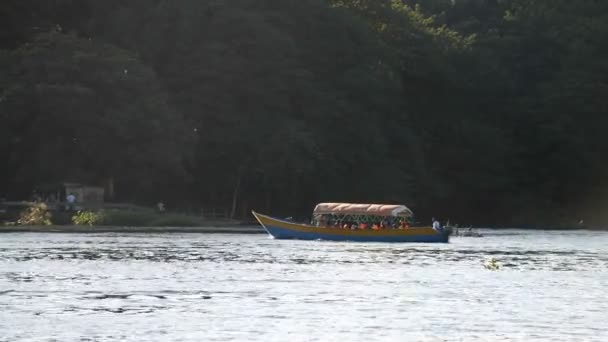 Turister i båt på Nilen – stockvideo