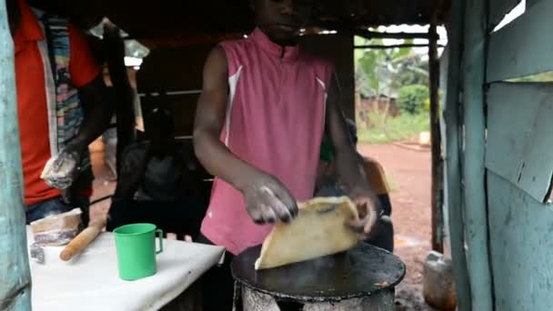 一对年轻夫妇在乌干达使薄煎饼 — 图库视频影像