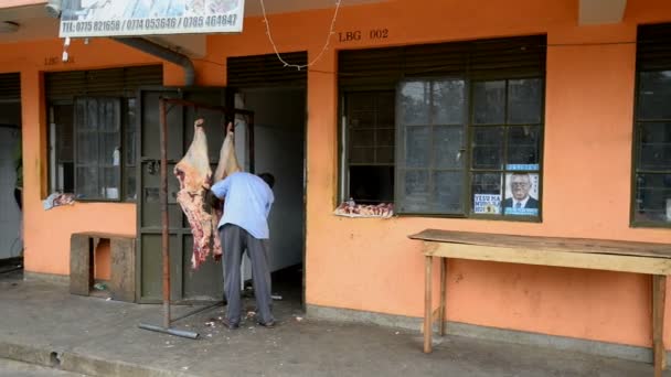 Metzger arbeitet auf der Straße in Uganda — Stockvideo