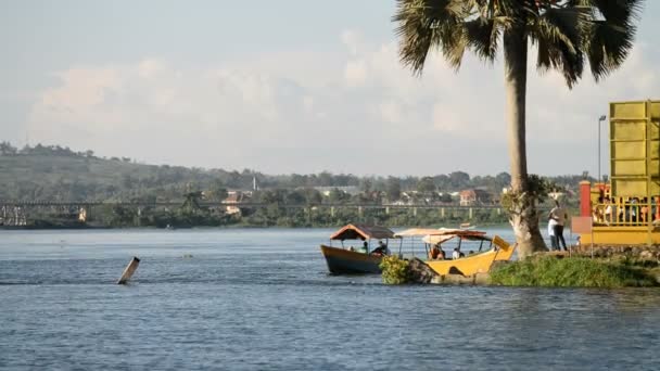 Turisté v lodi na Nilu — Stock video