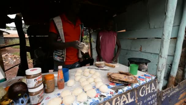 Una joven pareja hace chapattis en Uganda — Vídeo de stock