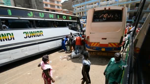 Parc d'autobus dans le Kampala, Ouganda — Video