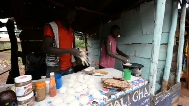 一对年轻夫妇在乌干达使薄煎饼 — 图库视频影像