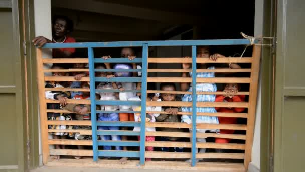 Niños mirando en la calle desde un orfanato — Vídeos de Stock