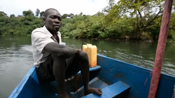 Výlet lodí na řece Nilu v Ugandě — Stock video