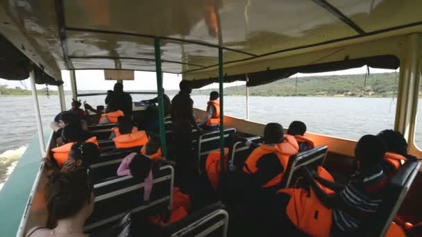 Touristen auf der Bootsfahrt auf dem Kazinga-Kanal — Stockvideo