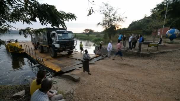 Färja över Nilen i Uganda — Stockvideo