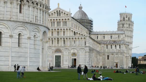 Touristen in der Nähe der Kathedrale in Pisa — Stockvideo