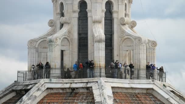 Turisti sul tetto del Duomo di Firenze — Video Stock