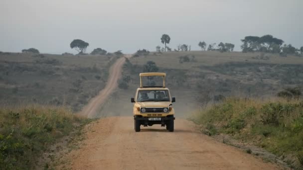 Safari car on the road in the Murchuson Falls National Park — Stock Video