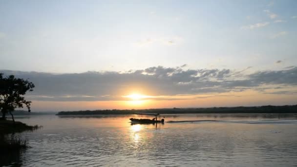 Salida del sol sobre el río Nilo en Uganda — Vídeo de stock