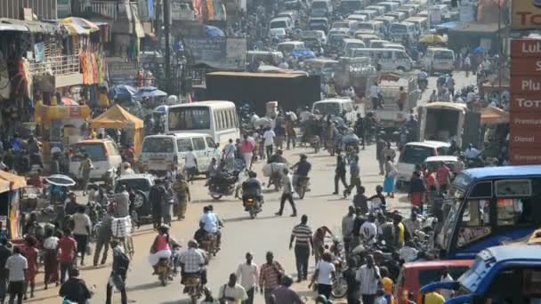 Vue aérienne sur la scène de rue dans la Kampala — Video