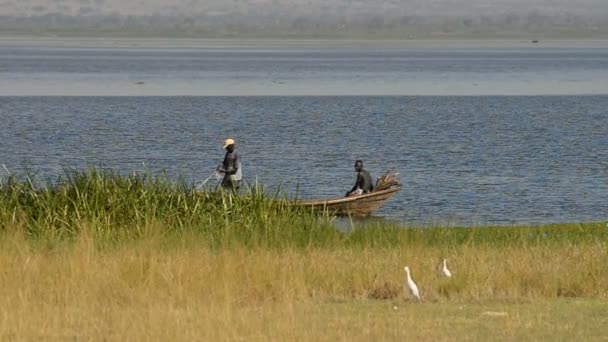 Pescadores en su barco en el Parque Nacional Murchison Falls — Vídeos de Stock