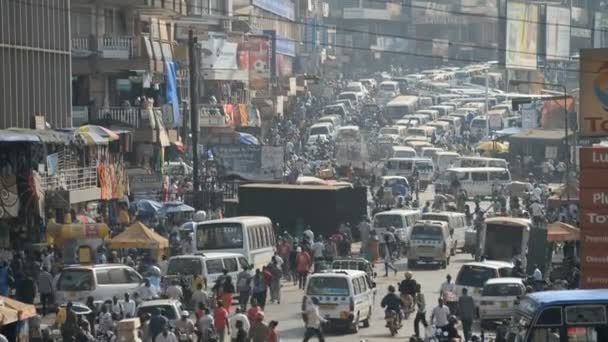 Luchtfoto op het straatbeeld in de Kampala — Stockvideo